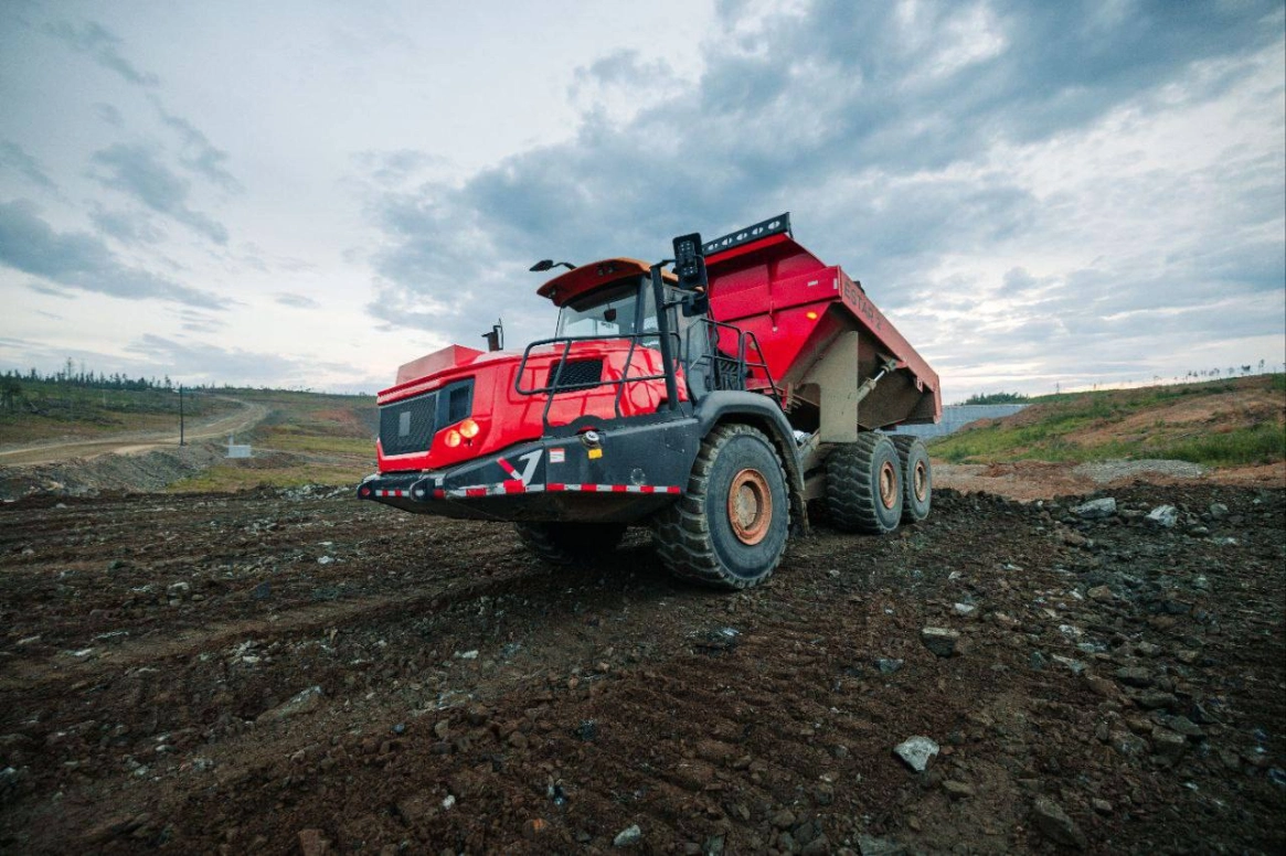 ЦЕМРОС закупил 14 новых шарнирно-сочлененных самосвалов для разработки карьеров