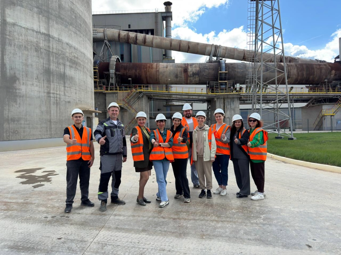 Теория на практике: офисные сотрудники познакомились с производством цемента