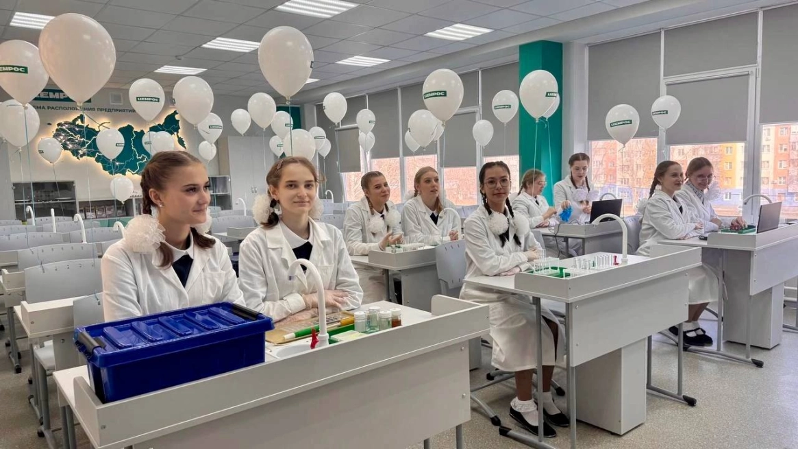 Юные химики Старого Оскола получили в подарок от ЦЕМРОСа новую лабораторию