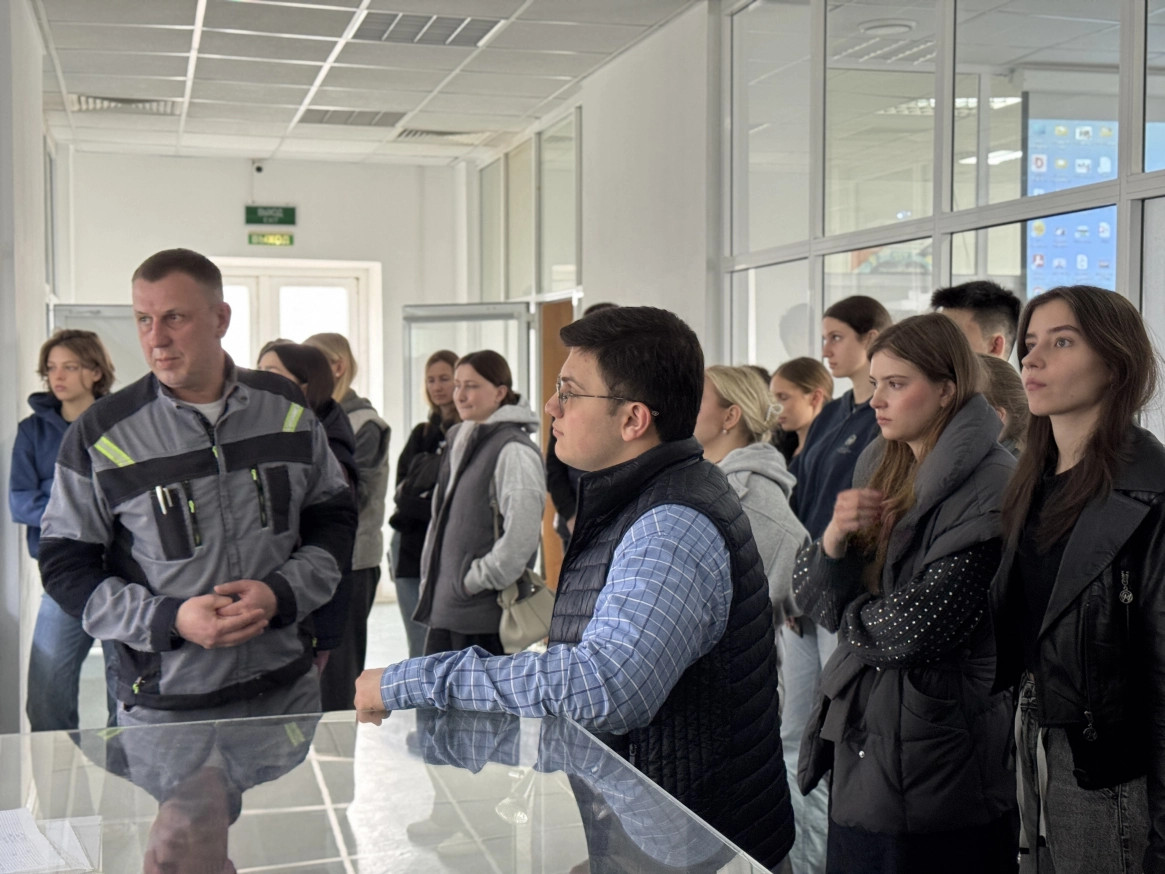 От карьера до лаборатории: студенты МГУ своими глазами увидели, как создают цемент