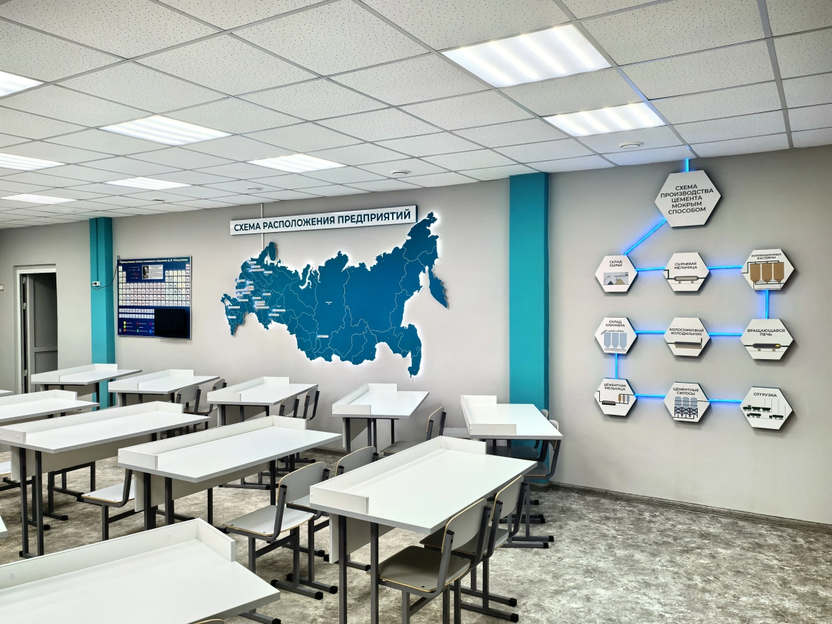 ЦЕМРОС подарил будущим химикам Ачинска новый класс с современным оборудованием