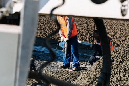КМВ бережет время и деньги дорожников: эксперт ЦЕМРОСа рассказала об инновационном вяжущем