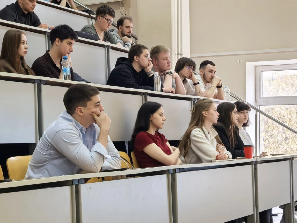 Как строят дороги, которые служат десятилетиями: ЦЕМРОС провел открытую лекцию в МГСУ