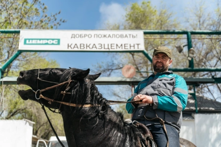 Он и строить, и жить помогает