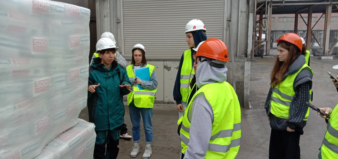 От карьера до лаборатории: студенты МГУ своими глазами увидели, как создают цемент