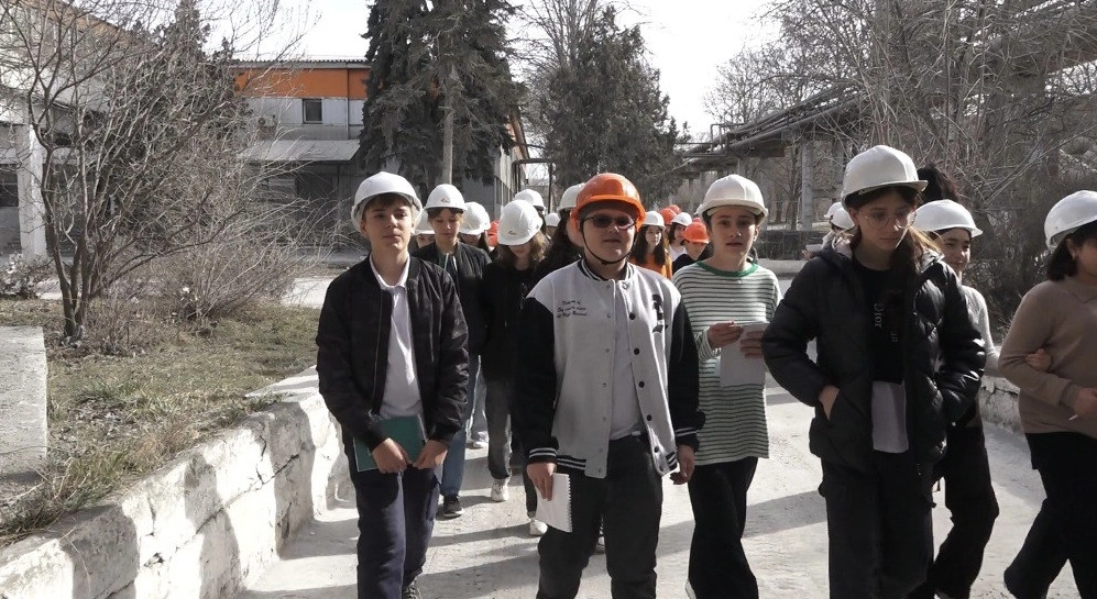 Для школьников столицы Карачаево-Черкесии провели экскурсию по АО «Кавказцемент»