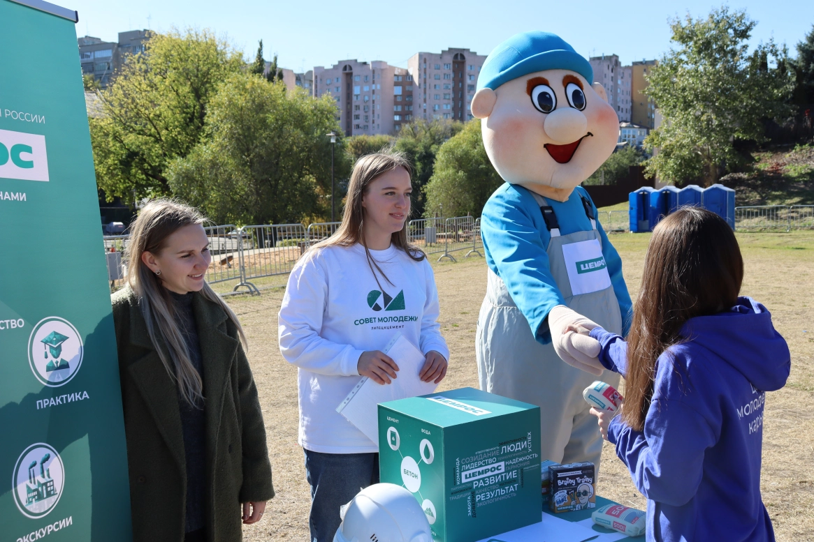 Путь к профессиональному будущему: Липецкий филиал ЦЕМРОСа на фестивале «Карьера»