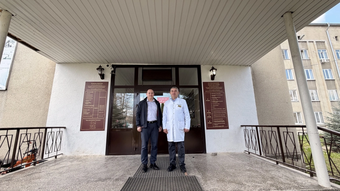 Когда важна каждая минута: Кавказский филиал подарил лифт районной больнице