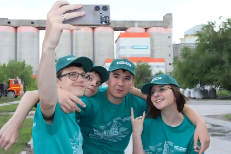Больше 150 школьников получили свою первую зарплату на Липецком цементном заводе