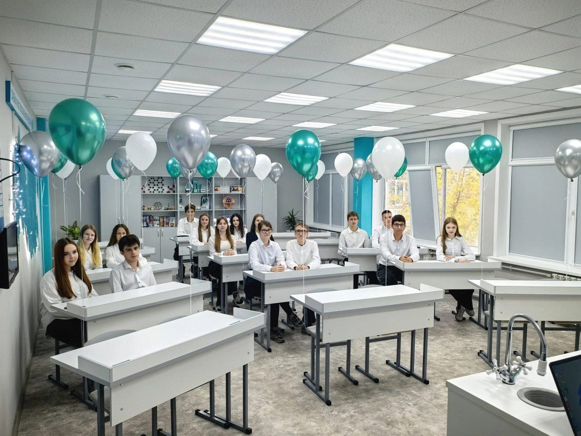 ЦЕМРОС подарил будущим химикам Ачинска новый класс с современным оборудованием