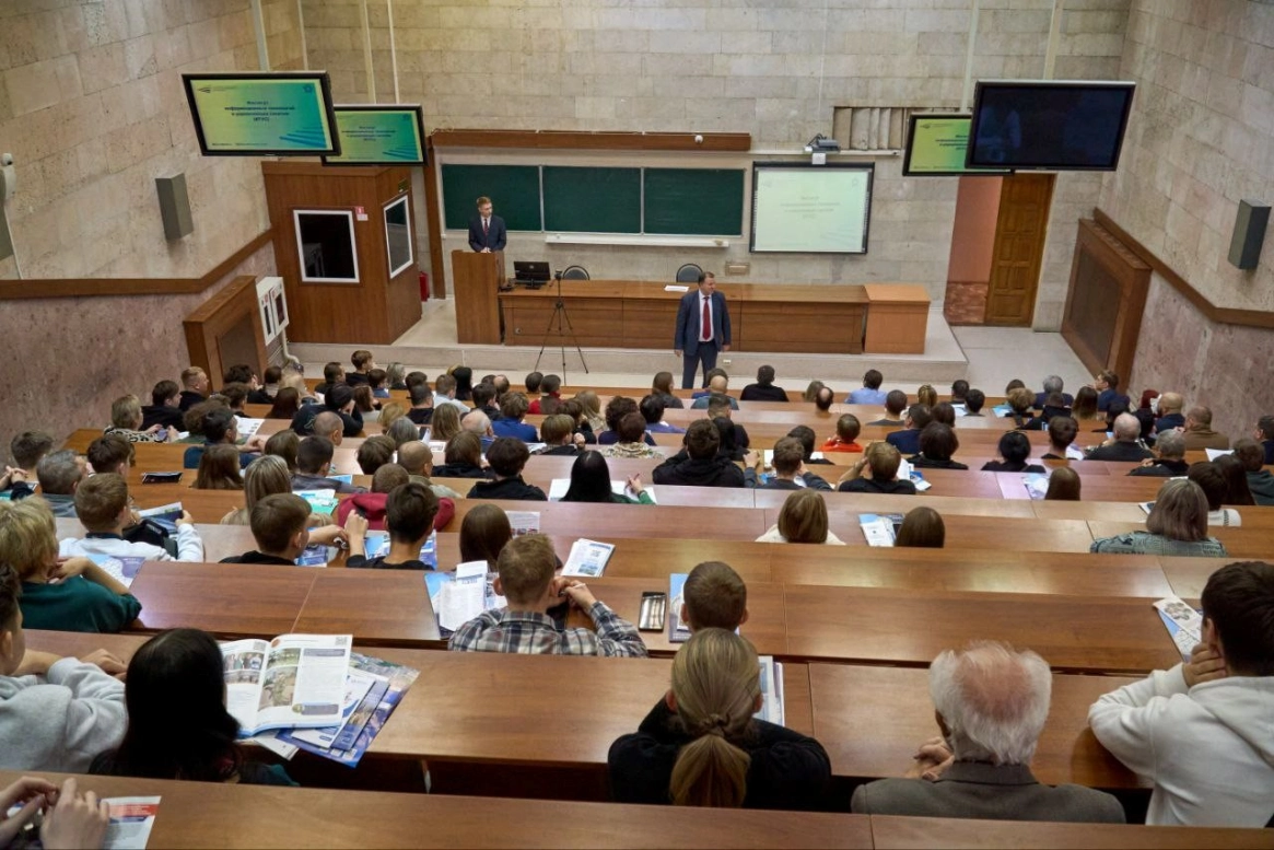 ЦЕМРОС «хантит» инженеров прямо в аудиториях: представитель компании пообщался со студентами БГТУ