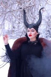 Специалист по закупкам Мордовцемента Татьяна Кузнецова повторила кадр из фильма «Малефисента» (2014). Устрашающие рога, причудливое одеяние и гипнотический макияж колдуньи, которую сыграла Анджелина Джоли, стали культовыми.