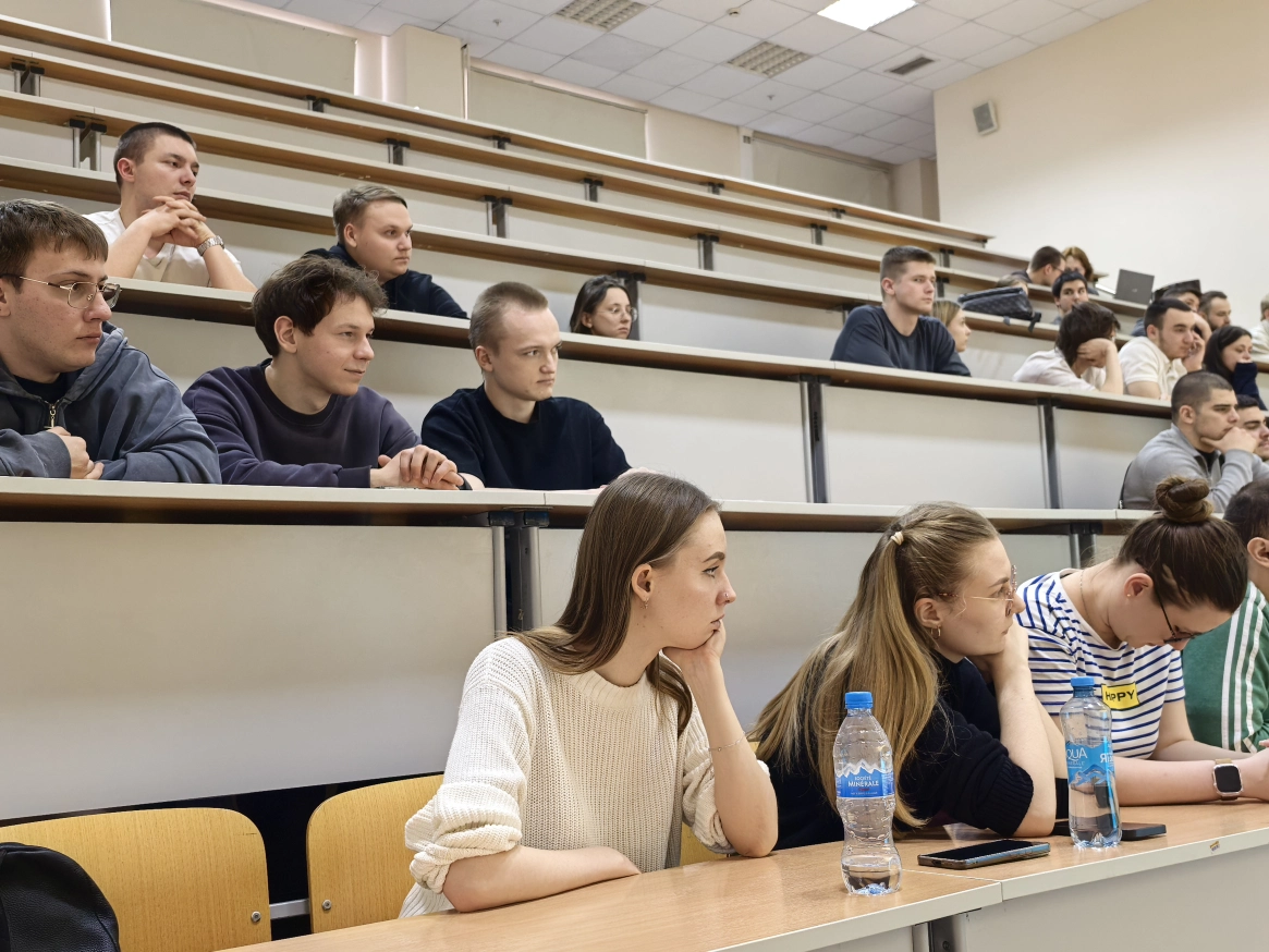 Специалисты ЦЕМРОСа обсудили с молодыми инженерами преимущества строительства бетонных дорог