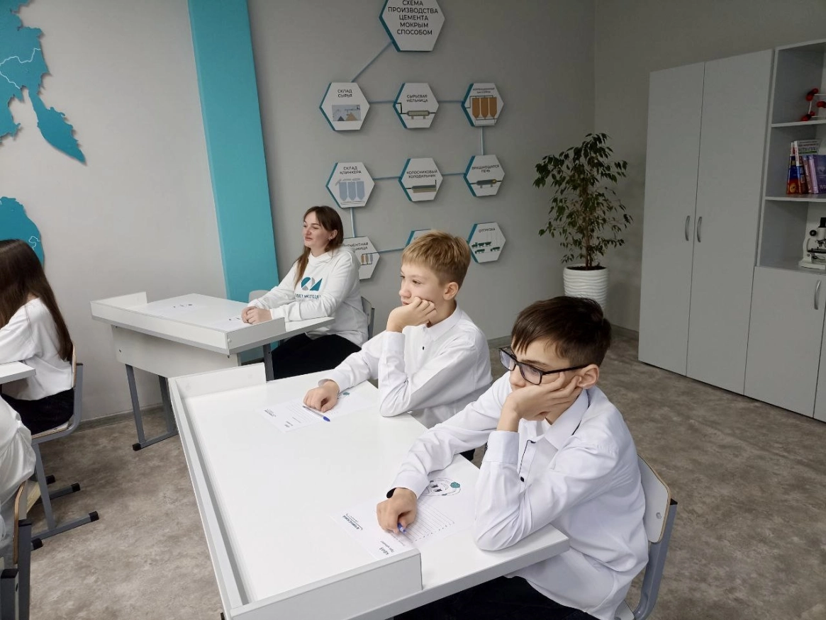 Профильный класс в действии: Ачинский цемент помогает школьникам открыть химию заново