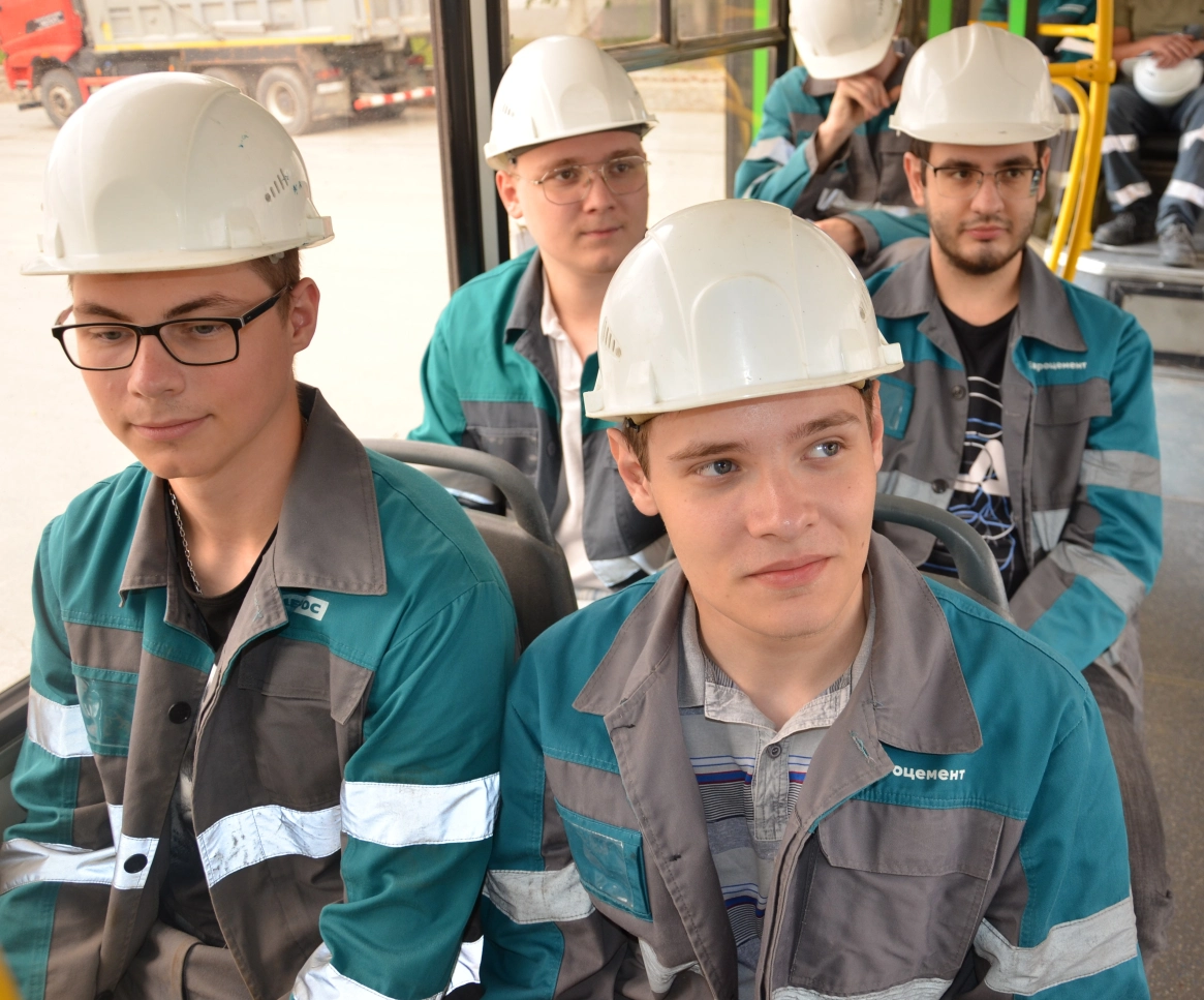 Цементники из Октябрьского влюбили студентов в производство за один день