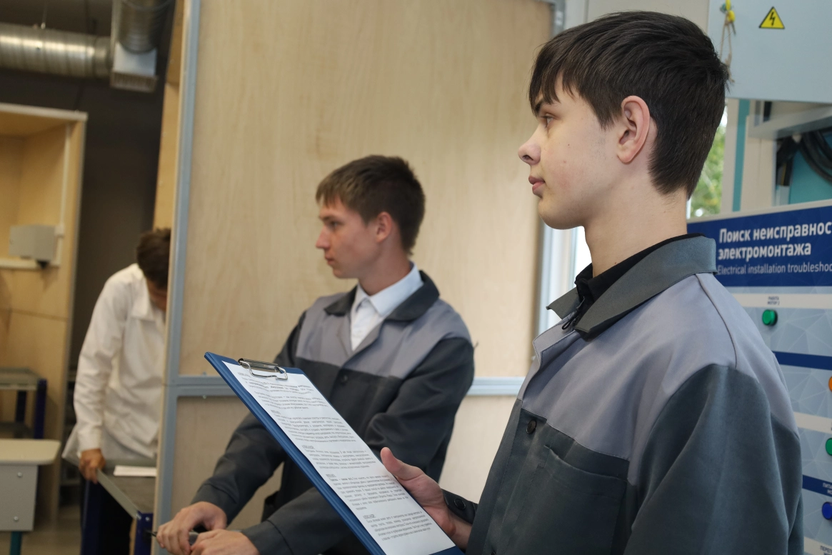 В Сенгилее теперь можно получить профессию электромонтёра рядом с домом: благодаря ЦЕМРОСу в посёлке открыли новое направление подготовки