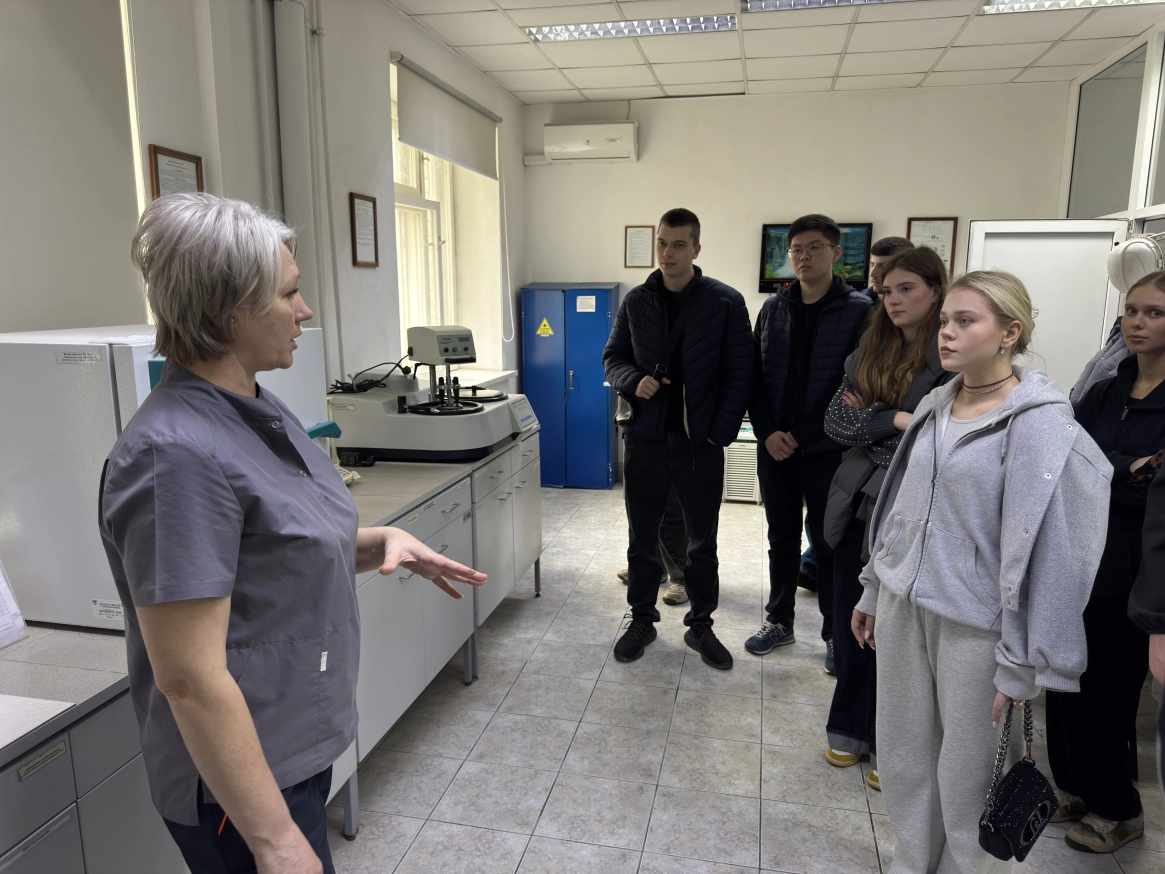 От карьера до лаборатории: студенты МГУ своими глазами увидели, как создают цемент