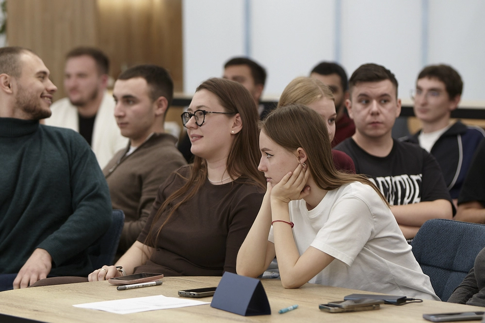 Вместе строим прочное будущее: ЦЕМРОС поздравил студентов МГСУ с Днем работников дорожного хозяйства