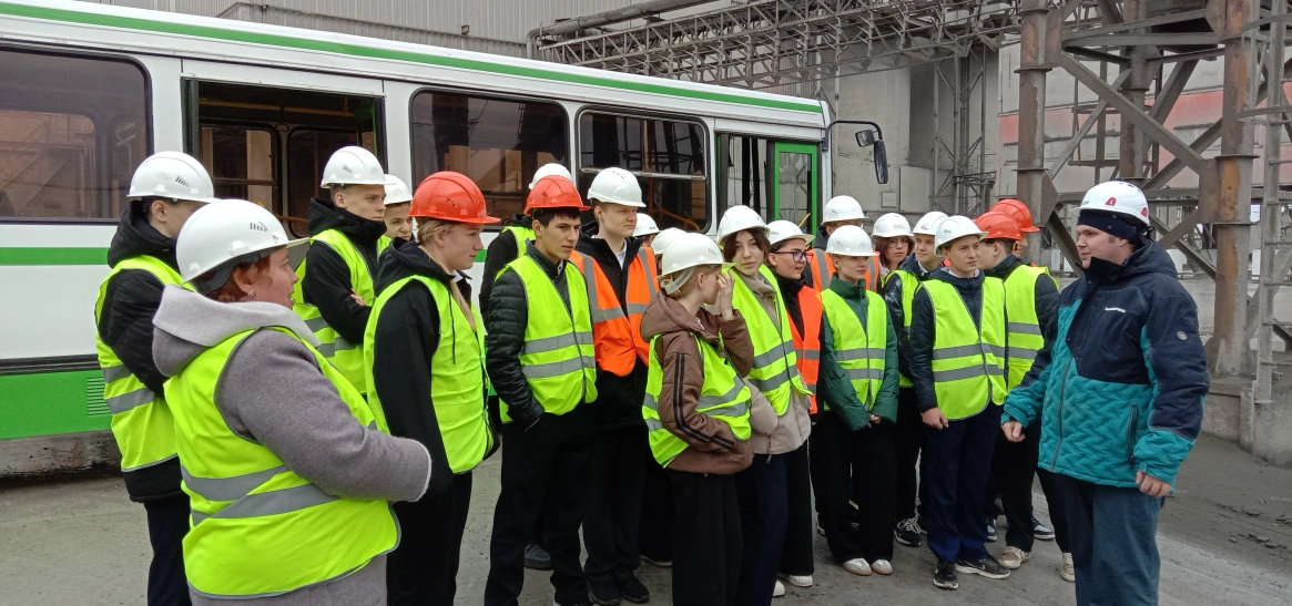 В Михайловском филиале ЦЕМРОСа приглашают школьников на завод, чтобы заинтересовать профессией цементника