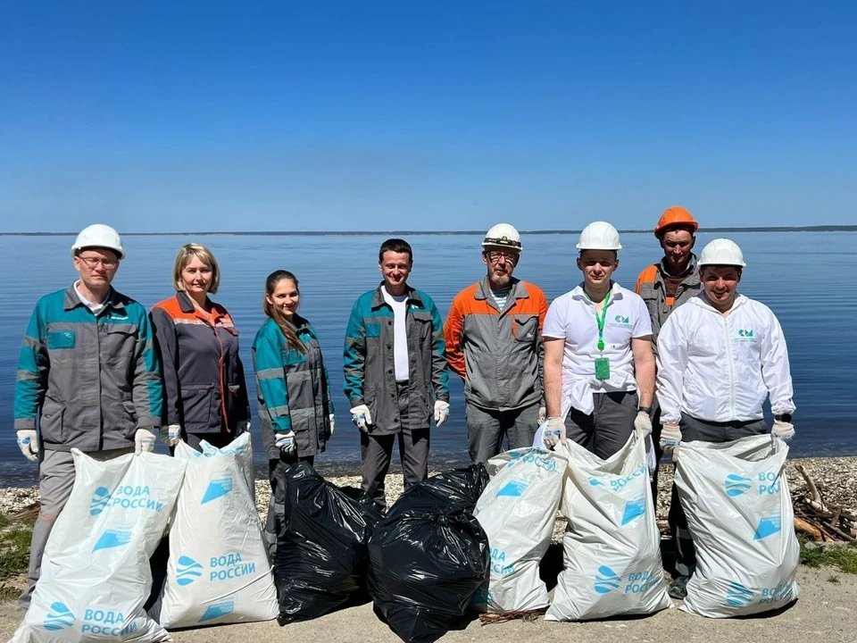 Сотрудники Сенгилеевского цементного завода очистили берег Волги от 5 куб. м мусора