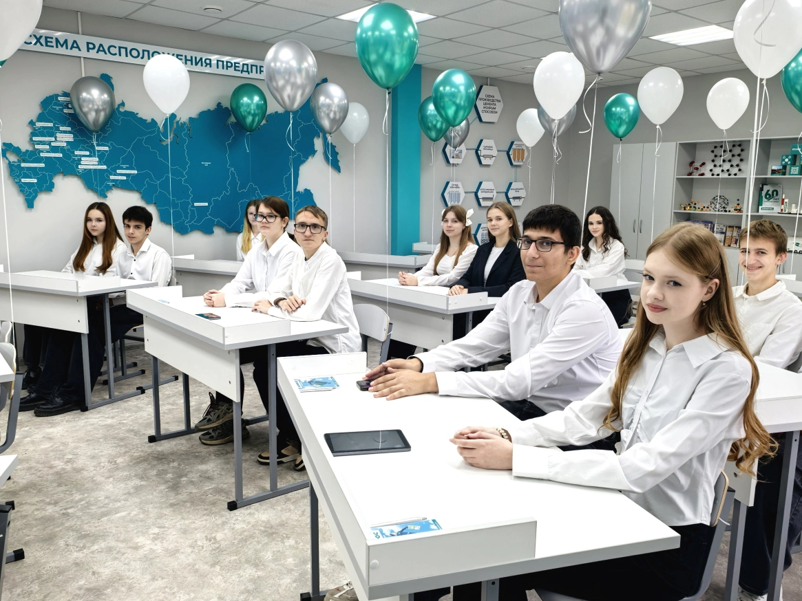 ЦЕМРОС подарил будущим химикам Ачинска новый класс с современным оборудованием