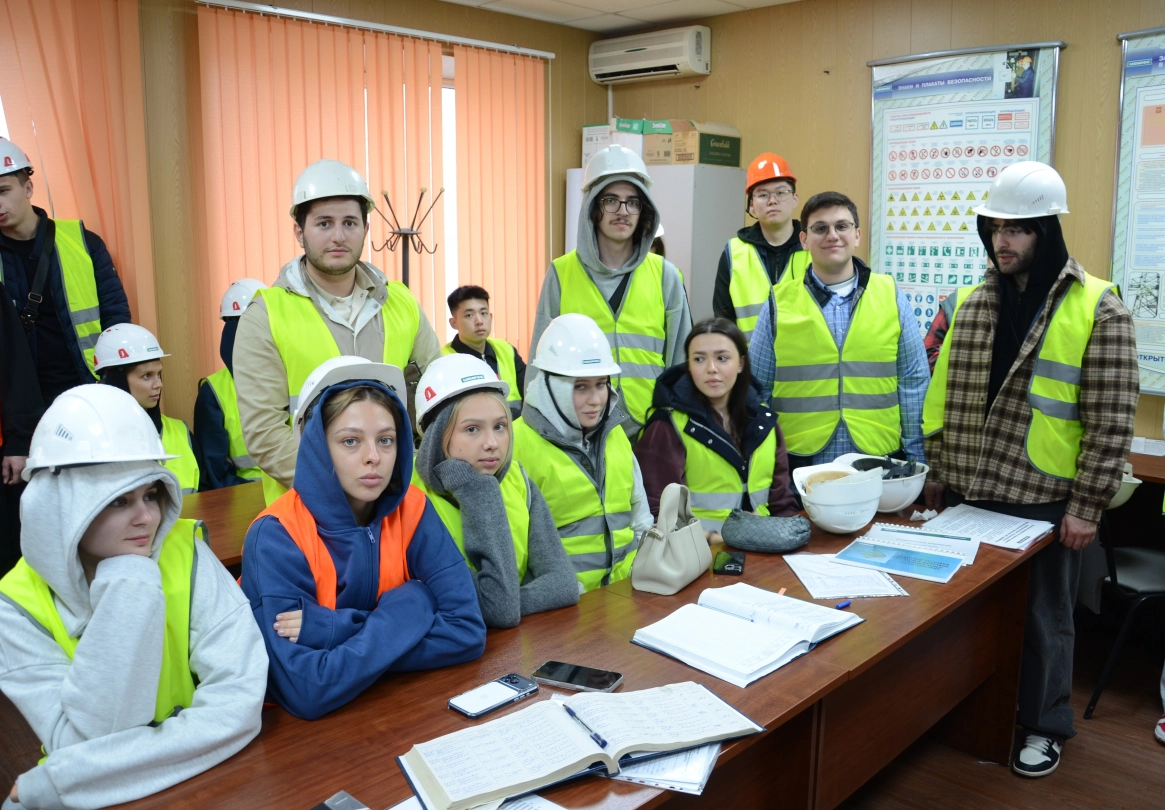 От карьера до лаборатории: студенты МГУ своими глазами увидели, как создают цемент