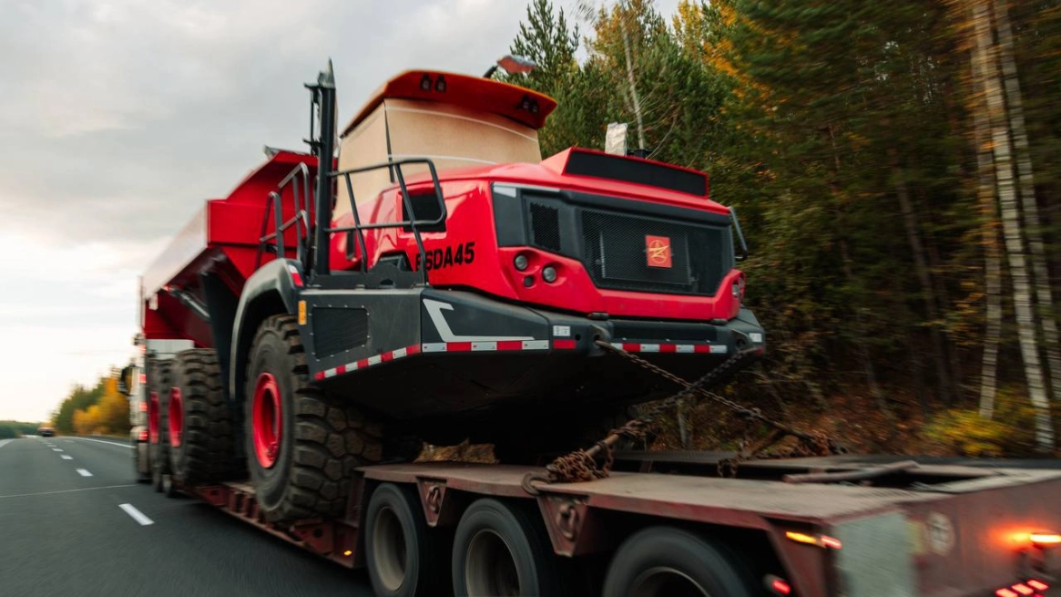 ЦЕМРОС закупил 14 новых шарнирно-сочлененных самосвалов для разработки карьеров