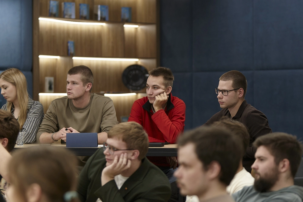 Вместе строим прочное будущее: ЦЕМРОС поздравил студентов МГСУ с Днем работников дорожного хозяйства