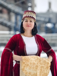 Марина Арсенян, учетчик цеха дробления и помола сырья Петербургского филиала ЦЕМРОСа. Главный посыл: «Цемент, как и хлеб, – основа нашей жизни». Оригинал: А. Шахатуни «Ежедневный хлеб».