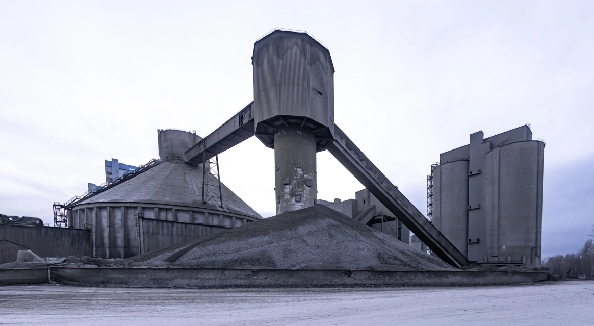 Эксперт назвал страны, где спрос на цемент упадет в 2026 году. Россия – в одном списке с Ираном