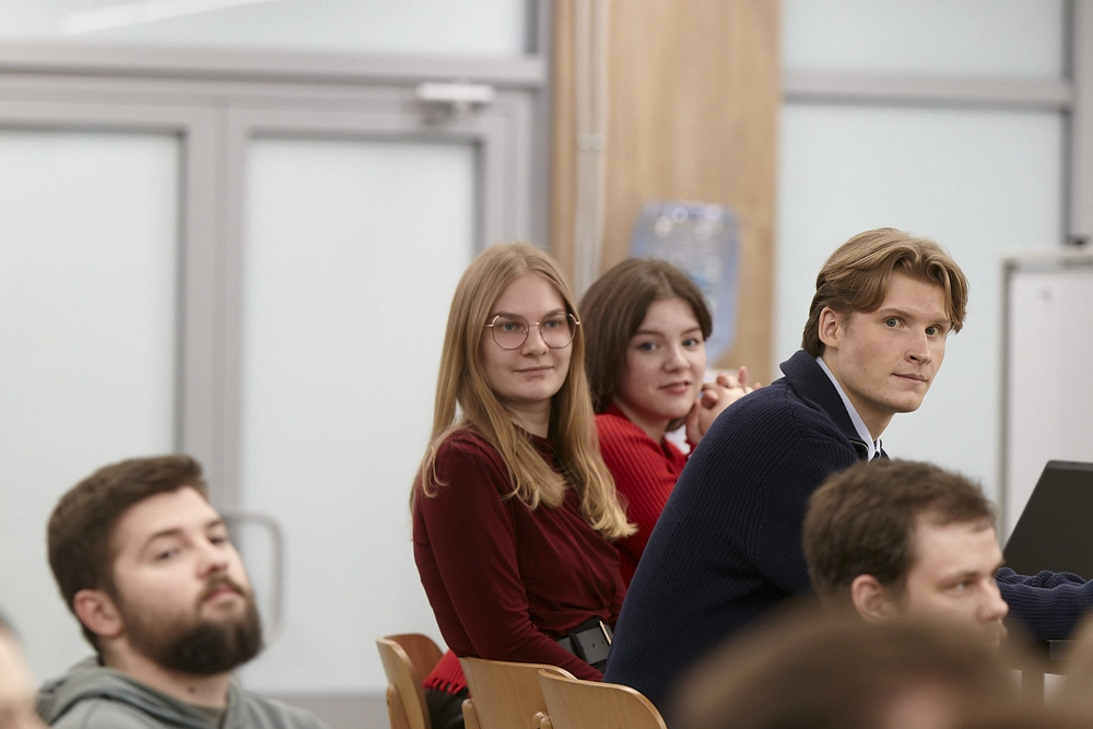 Вместе строим прочное будущее: ЦЕМРОС поздравил студентов МГСУ с Днем работников дорожного хозяйства