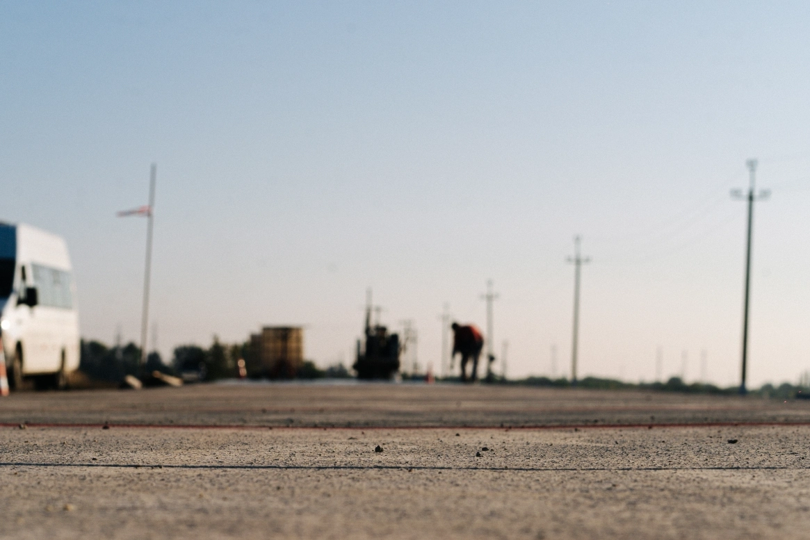 Трещины исчезают сами: как бетон может сэкономить дорожникам миллионы на ремонт