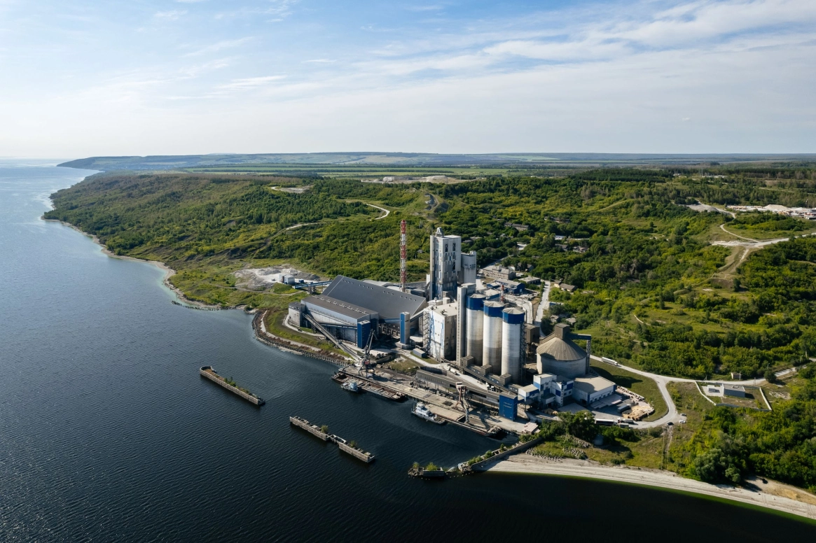 Два завода – две эпохи: ЦЕМРОС отметил двойной юбилей