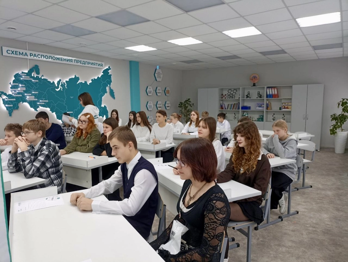 Профильный класс в действии: Ачинский цемент помогает школьникам открыть химию заново