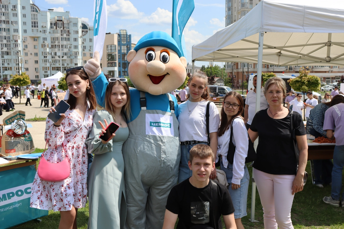Более 1000 школьников и студентов узнали о деятельности ЦЕМРОСа на большом фестивале труда и профессий