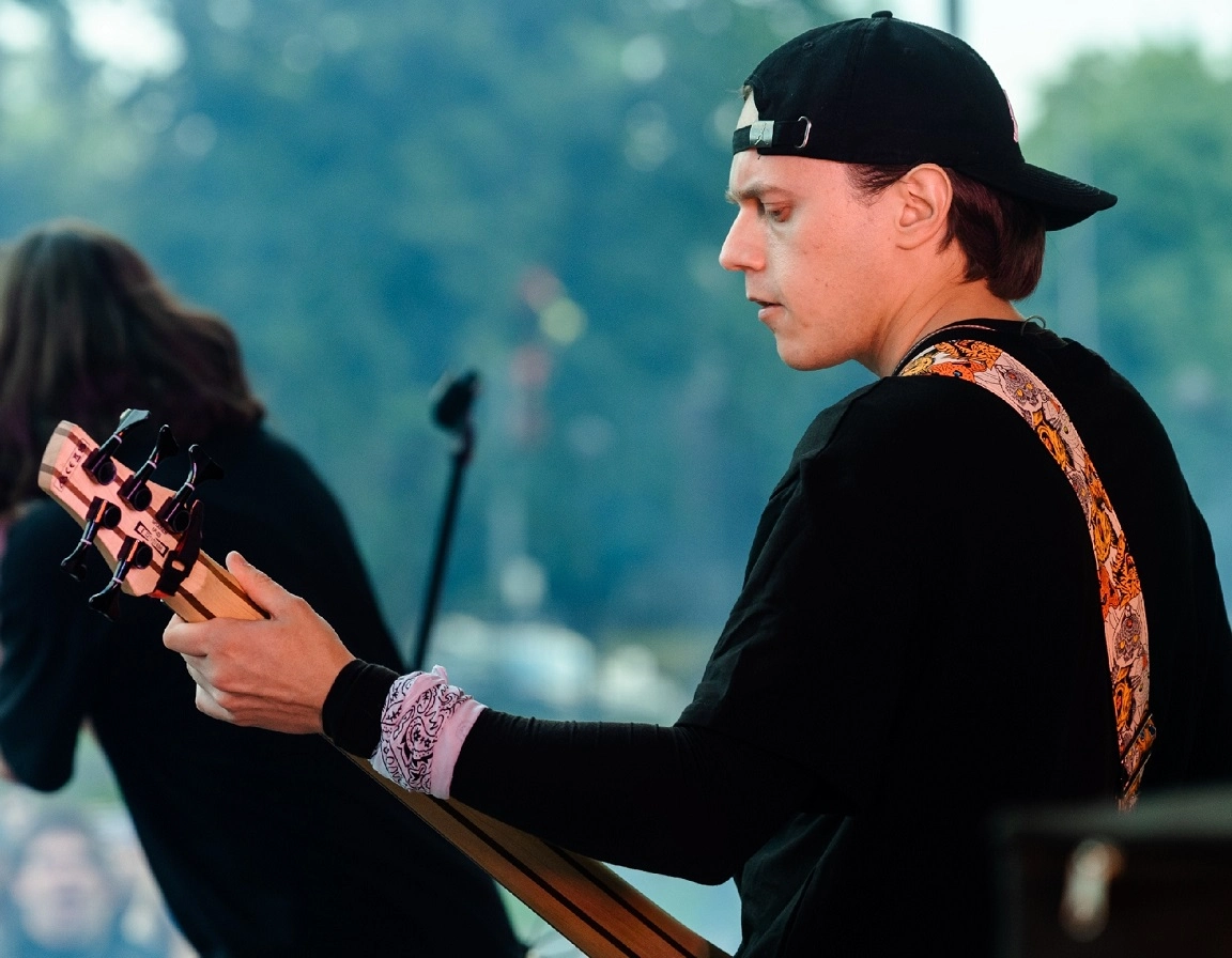 Днем – на заводе, вечером – на сцене: история музыканта с Мальцовского портландцемента