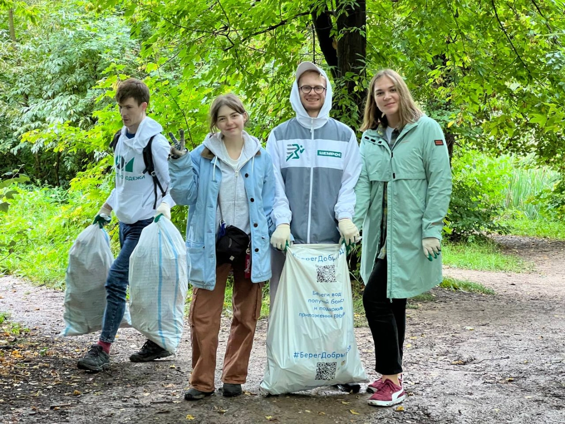 Чистые берега Рюминского пруда: инициатива сотрудников ЦЕМРОСа